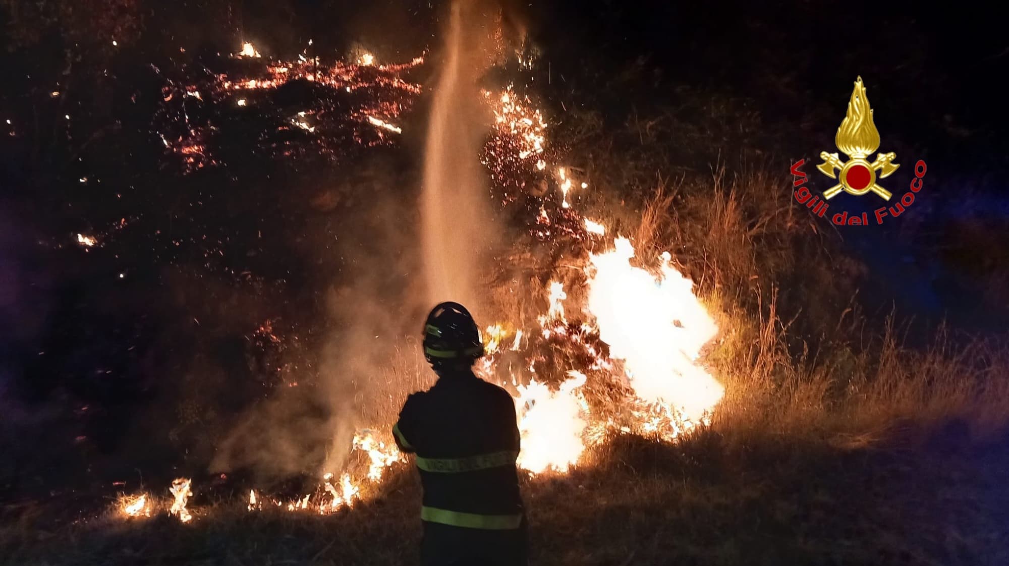 Vasto incendio a San Mango Piemonte, vigili del fuoco a lavoro Vasto incendio a San Mango Piemonte, vigili del fuoco a lavoro