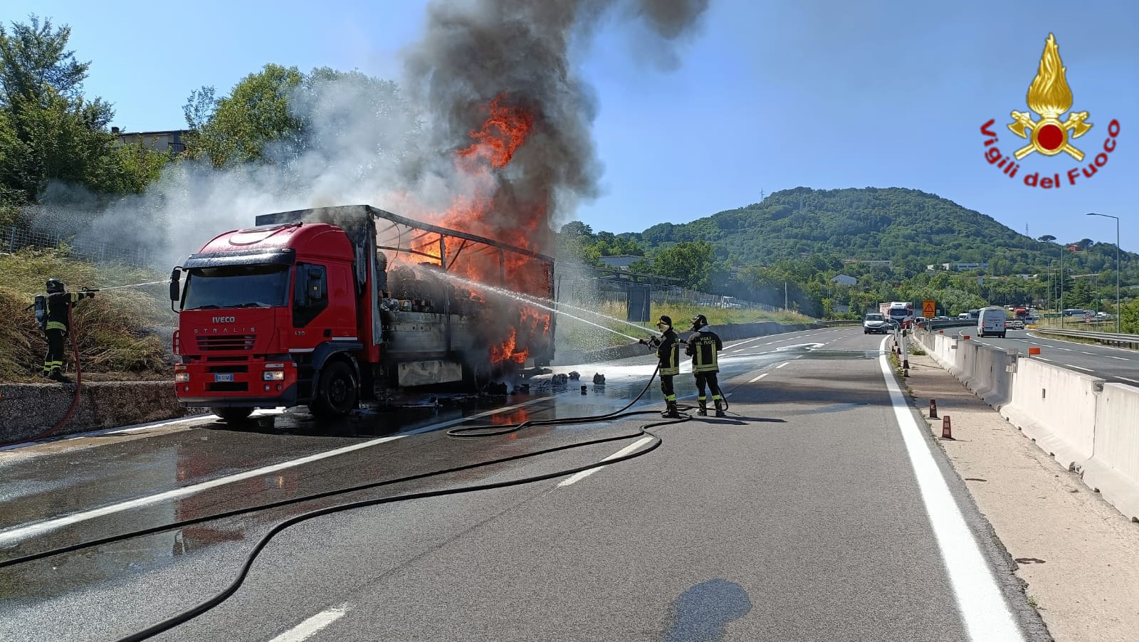 Autocarro carico di materiale plastico a fuoco: caos in Autostrada
