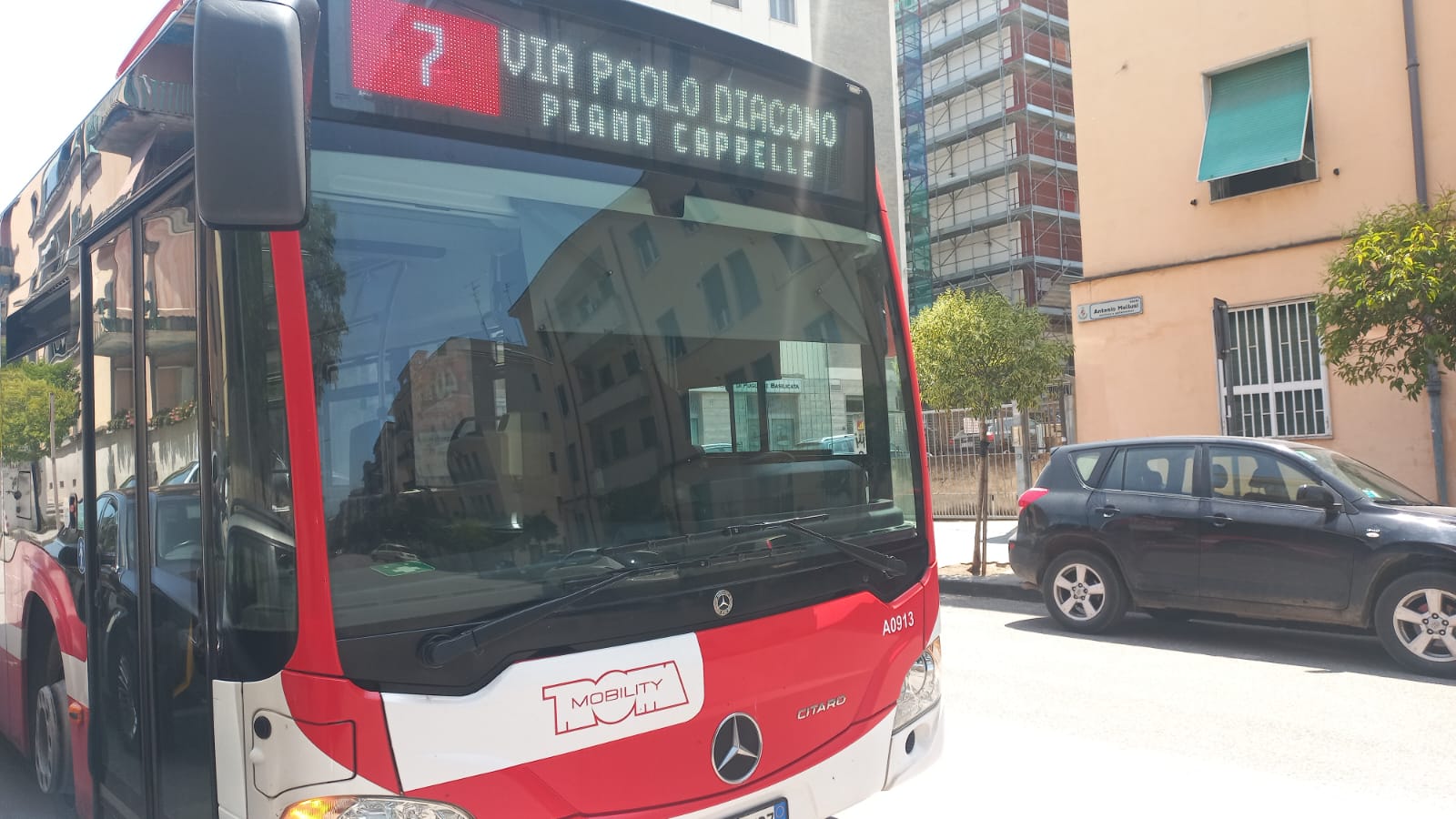 FOTO/ Scontro in centro tra auto e bus: tanta paura, nessun ferito FOTO/ Scontro in centro tra auto e bus: tanta paura, nessun ferito