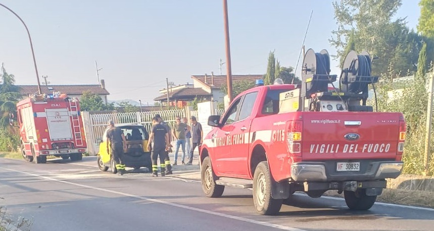 auto a fuoco lungo l8217appia intervento dei vigili del fuoco