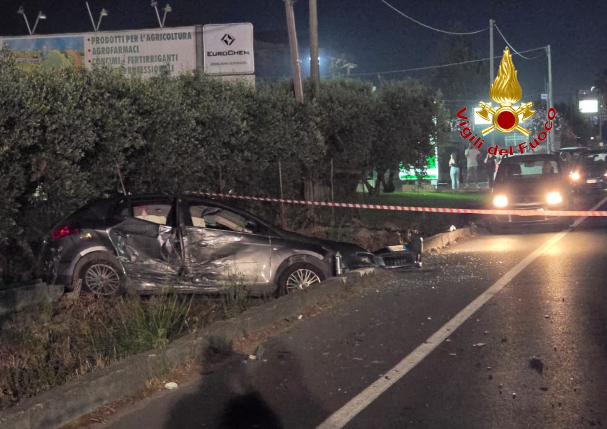 schianto nella notte cinque auto coinvolte otto persone ferite