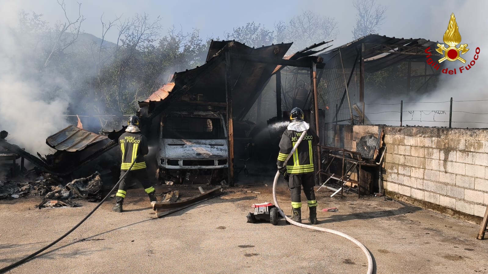 violento incendio in un deposito una persona in gravi condizioni