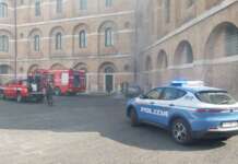 FOTO/ A fuoco auto nell’ex Carcere Borbonico: attimi di paura