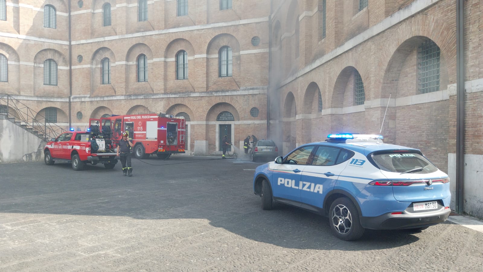 FOTO/ A fuoco auto nell’ex Carcere Borbonico: attimi di paura FOTO/ A fuoco auto nell’ex Carcere Borbonico: attimi di paura