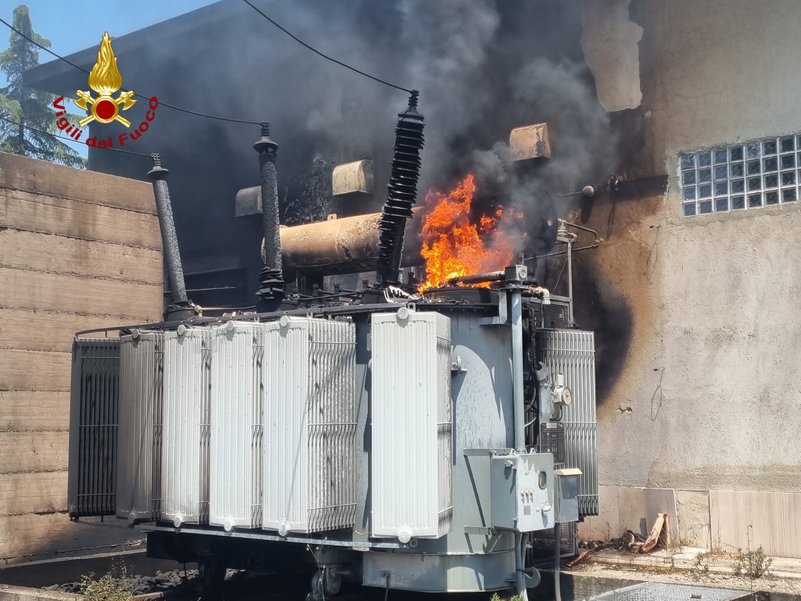 In fiamme la sottostazione elettrica: intervento dei Caschi rossi In fiamme la sottostazione elettrica: intervento dei Caschi rossi