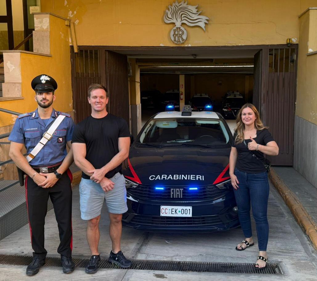 Turista perde borsello, giovane lo trova e i carabinieri lo riconsegnano Turista perde borsello, giovane lo trova e i carabinieri lo riconsegnano