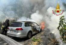 Carbonizzato in auto, è un 50enne: non si esclude nessuna pista