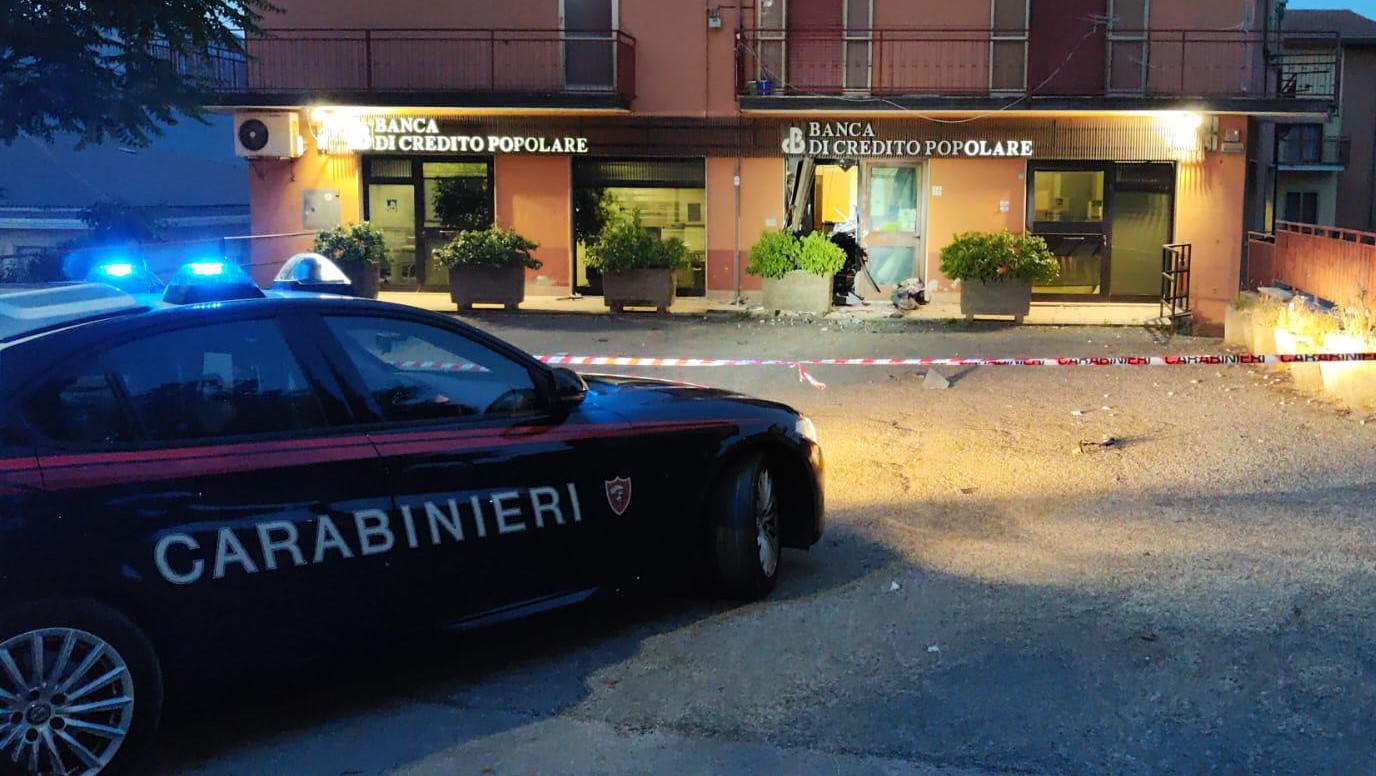 doppio colpo ai bancomat nella notte indagano i carabinieri