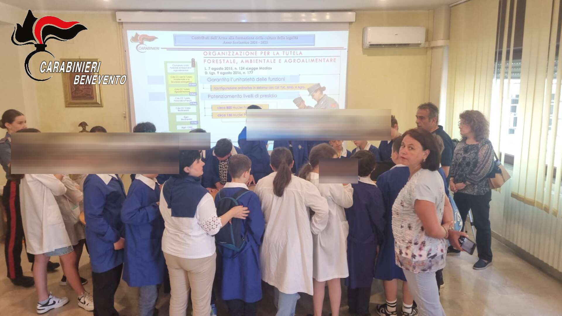 Gli alunni del plesso scolastico “Nicola Sala” in visita al comando dei Carabinieri Gli alunni del plesso scolastico “Nicola Sala” in visita al comando dei Carabinieri