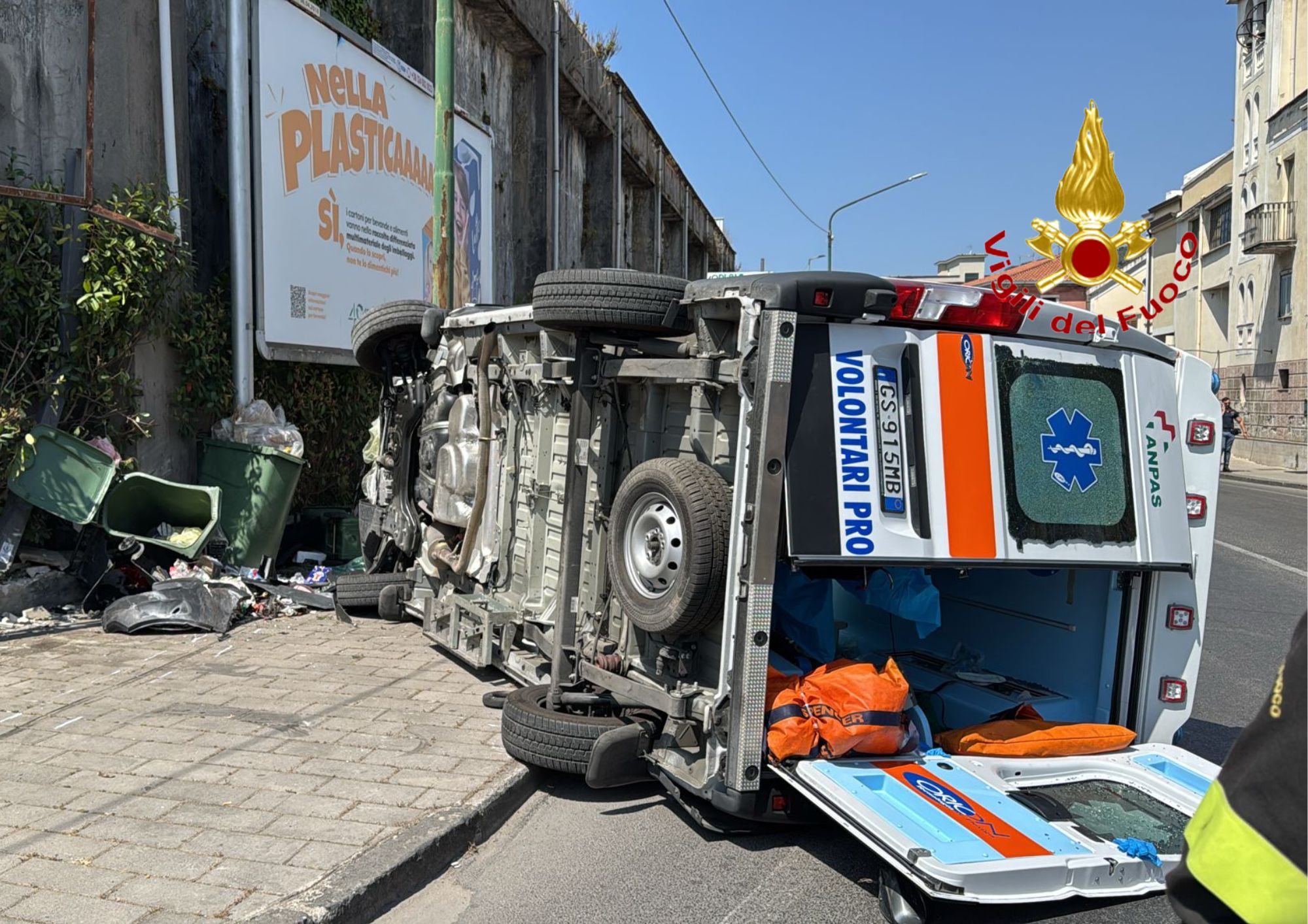 Violento scontro tra ambulanza (con paziente) e auto: tre feriti Violento scontro tra ambulanza (con paziente) e auto: tre feriti
