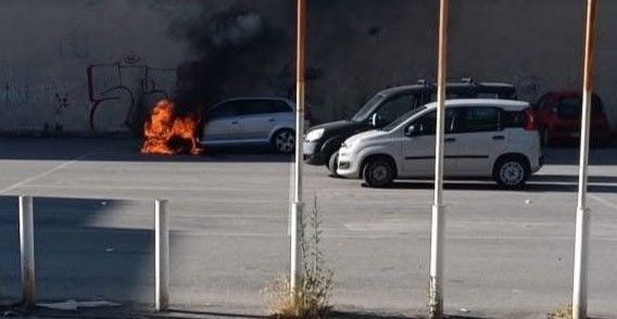 auto a fuoco in un parcheggio sul posto i caschi rossi da accertare le cause