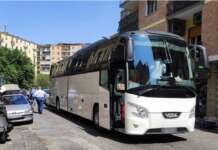 Napoli, autobus sbaglia e traffico va in tilt per la retromarcia: nuovo scontro su piazza degli Artisti