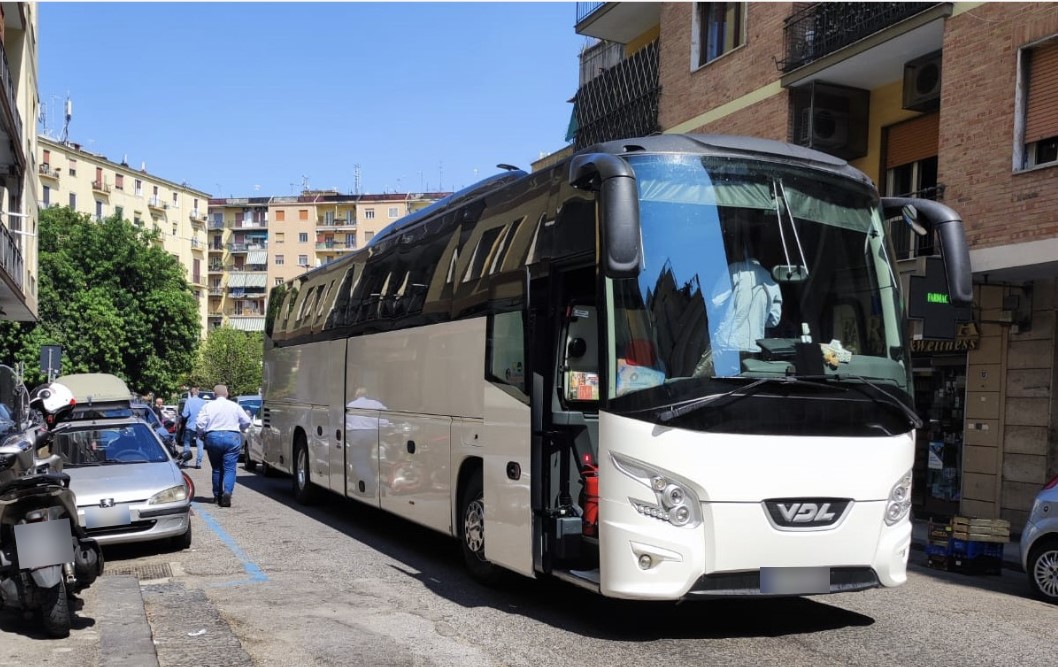 napoli autobus sbaglia e traffico va in tilt per la retromarcia nuovo scontro su piazza degli artisti