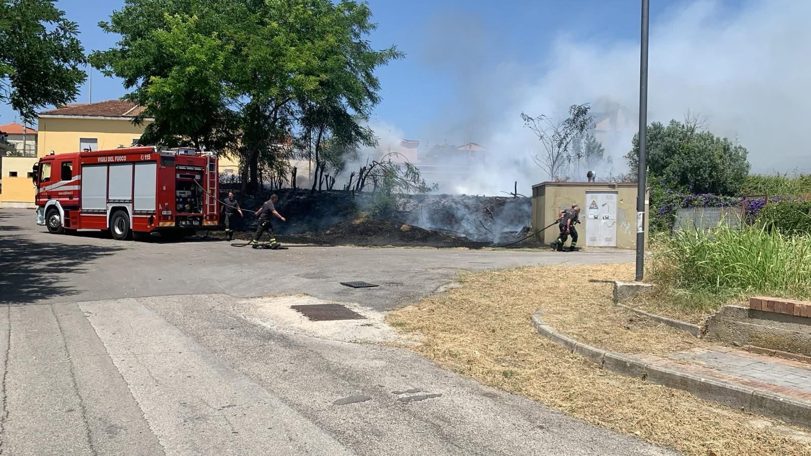 Bellizzi, fiamme alla stazione: treni fermi, bus sostitutivi Bellizzi, fiamme alla stazione: treni fermi, bus sostitutivi