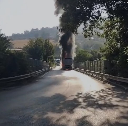 camion a fuoco ad apice attimi di paura per il conducente