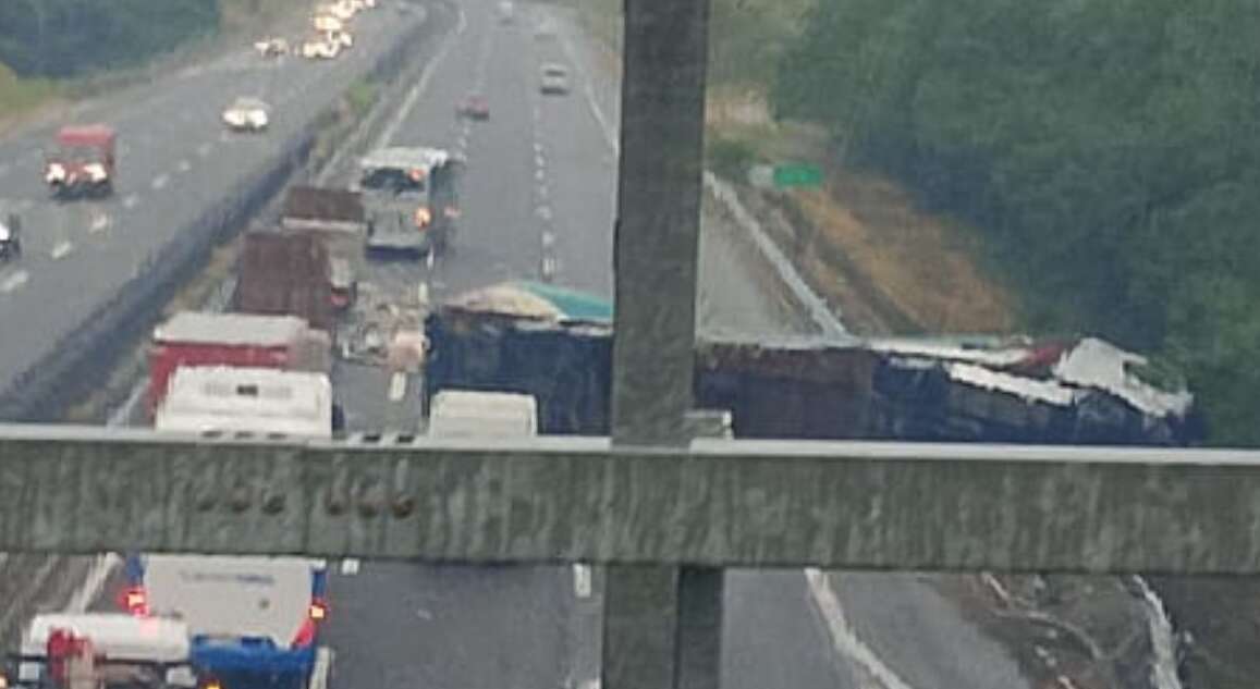 A2, camion pieno di scatolette di tonno si ribalta e invade la carreggiata A2, camion pieno di scatolette di tonno si ribalta e invade la carreggiata