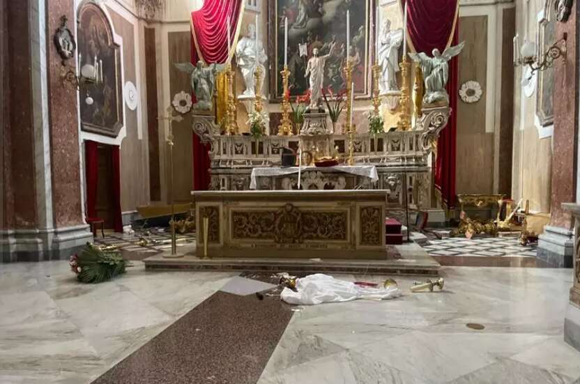 Santuario devastato da un sofferente psichico a Sant’Antimo Santuario devastato da un sofferente psichico a Sant’Antimo