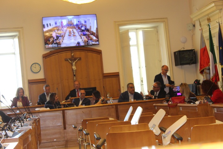 Il minuto di raccoglimento, poi le parole ‘grosse’: il Consiglio comunale ‘democristiano’ mette in castigo i giornalisti Il minuto di raccoglimento, poi le parole ‘grosse’: il Consiglio comunale ‘democristiano’ mette in castigo i giornalisti