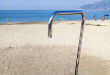 Spiaggia Balnea, distrutta la doccia: la rabbia dell’associazione