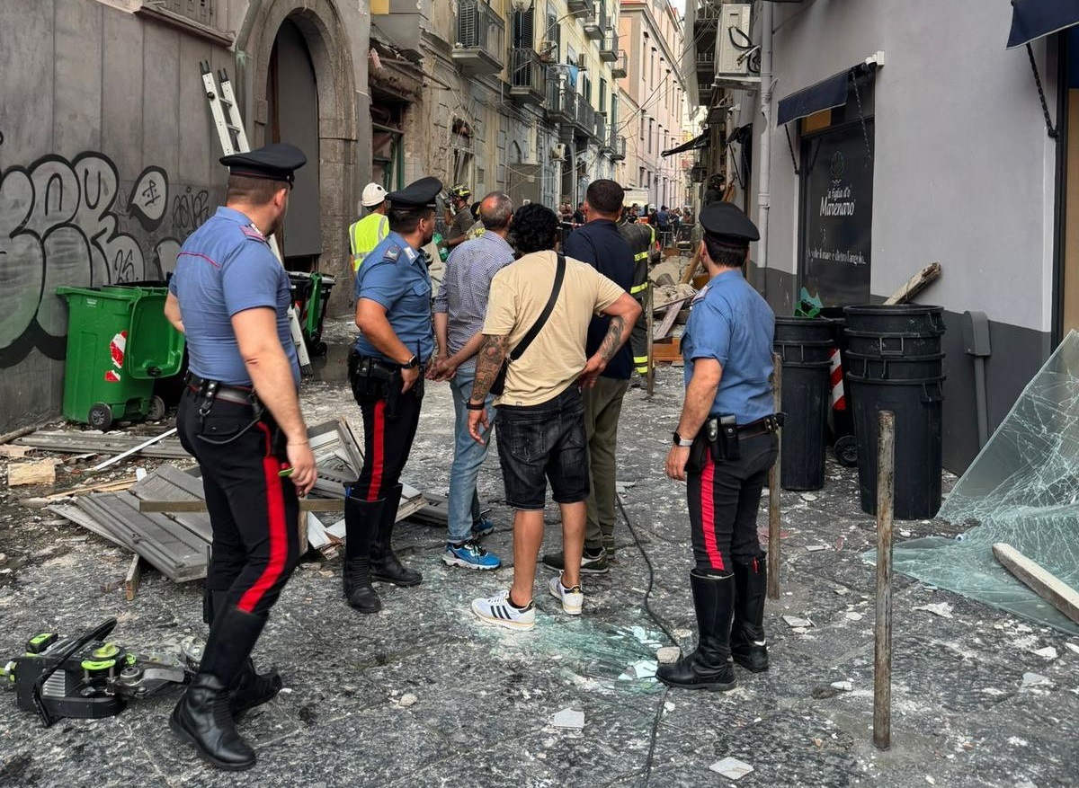 Esplosione nel centro di Napoli, c’è una vittima: tra le macerie il corpo di un uomo Esplosione nel centro di Napoli, c’è una vittima: tra le macerie il corpo di un uomo