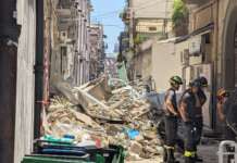VIDEO/ Esplosione a Napoli, la voce dei testimoni. Il boato, la polvere e le urla: “Mezz’ora prima c’era puzza”