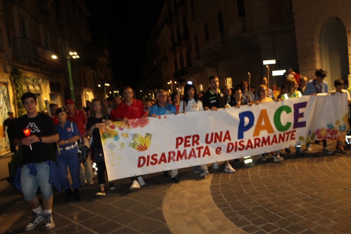 In marcia per la pace: cittadini, associazioni e Arcivescovo ribadiscono il no alle guerre In marcia per la pace: cittadini, associazioni e Arcivescovo ribadiscono il no alle guerre