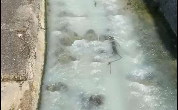 video salerno fiume irno le acque diventano bianche sospetto sversamento illecito