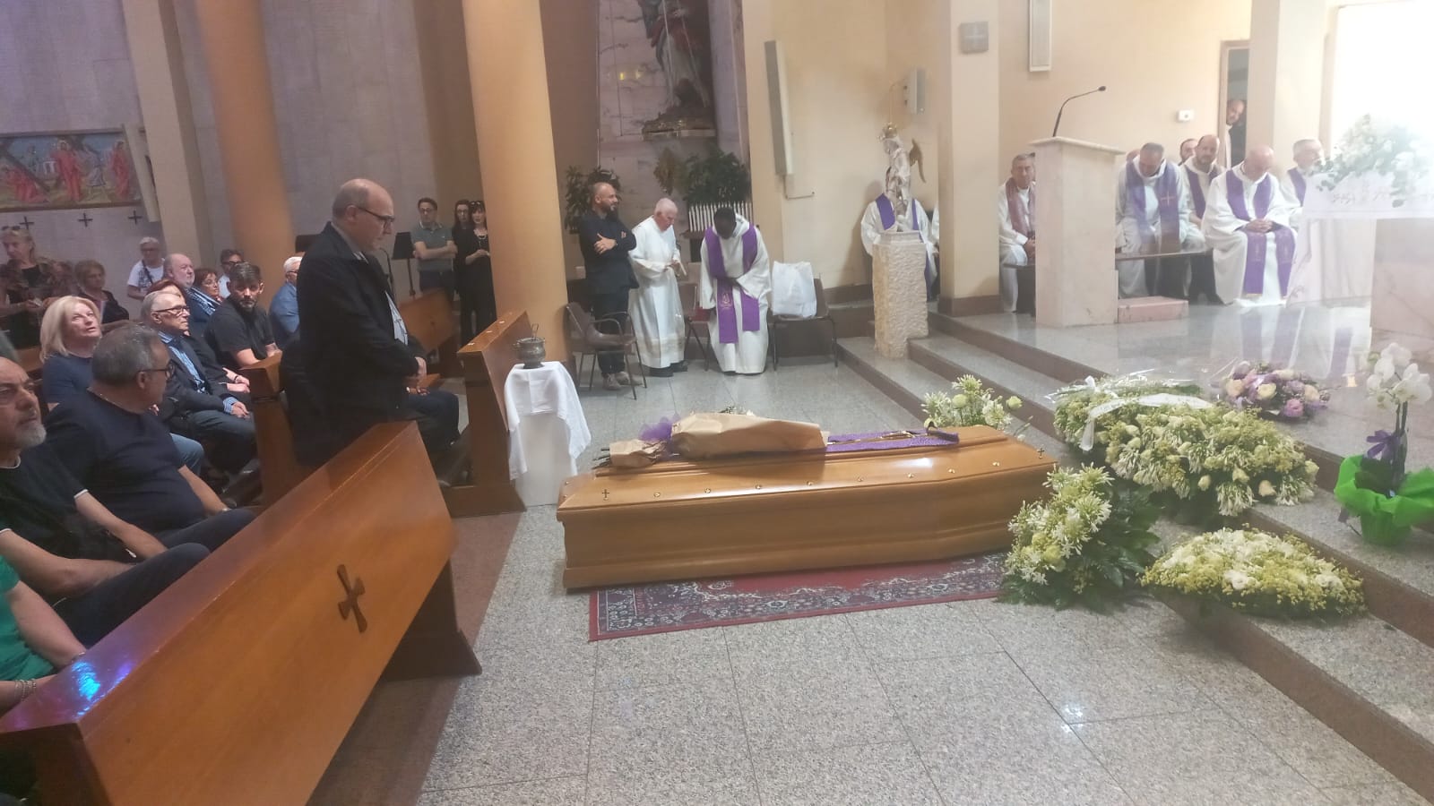 Folla commossa all’ultimo saluto per mons. Pasquale Maria Mainolfi , il parroco di san Gennaro Folla commossa all’ultimo saluto per mons. Pasquale Maria Mainolfi , il parroco di san Gennaro
