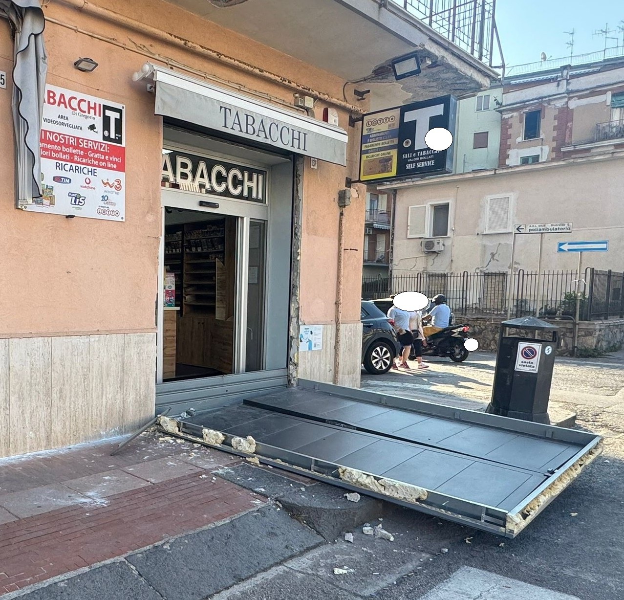 pastena furto in una tabaccheria sradicata porta blindata