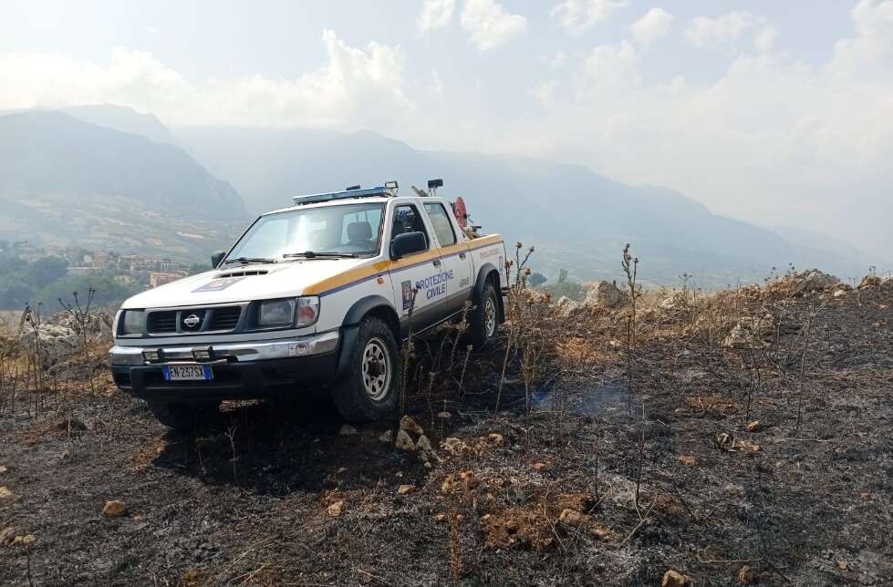 Oliveto Citra, paura per un incendio: task force evita il peggio Oliveto Citra, paura per un incendio: task force evita il peggio