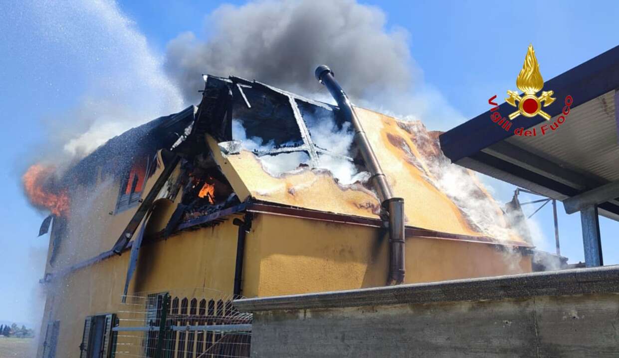 Incendio in un’abitazione a Paestum, evacuati gli abitanti Incendio in un’abitazione a Paestum, evacuati gli abitanti