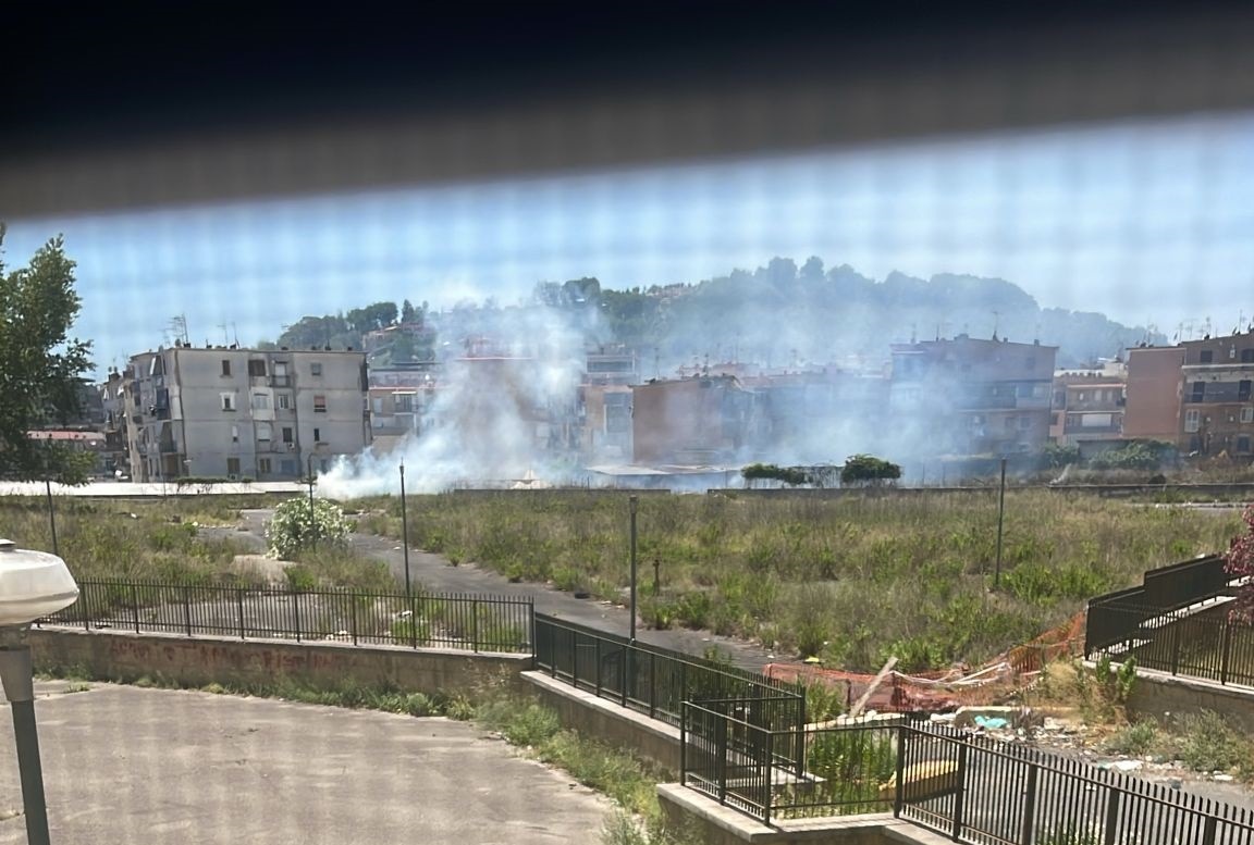 VIDEO/ Napoli brucia ancora, incendio al Rione Traiano: paura e rabbia tra i residenti VIDEO/ Napoli brucia ancora, incendio al Rione Traiano: paura e rabbia tra i residenti