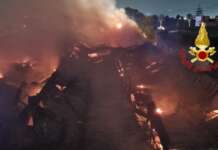 FOTO/ Incendio in un capannone, richiesto l’intervento dell’Arpac per il monitoraggio dell’aria
