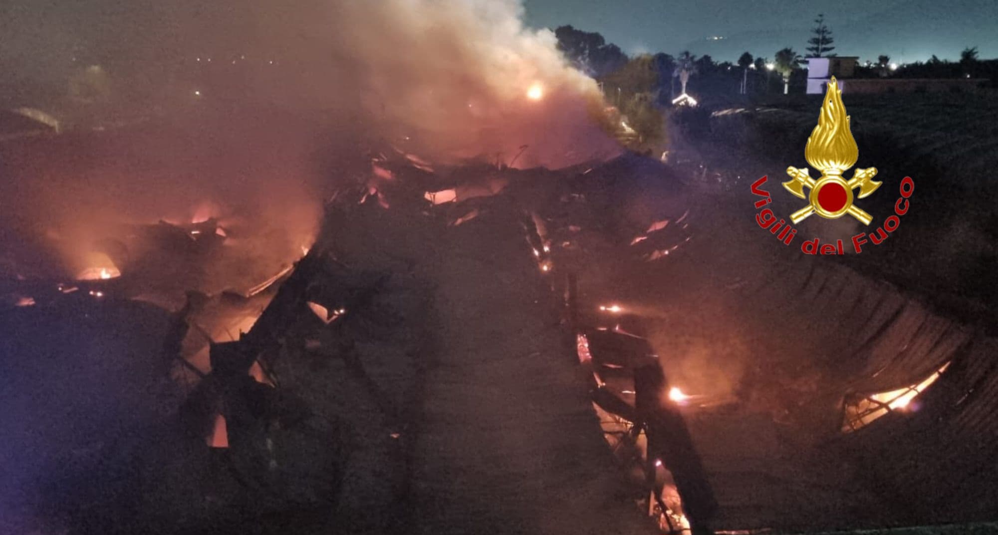 FOTO/ Incendio in un capannone, richiesto l’intervento dell’Arpac per il monitoraggio dell’aria FOTO/ Incendio in un capannone, richiesto l’intervento dell’Arpac per il monitoraggio dell’aria