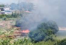 Secondigliano, grosso incendio accanto al carcere. Ira dei cittadini: “Soccorsi lenti”