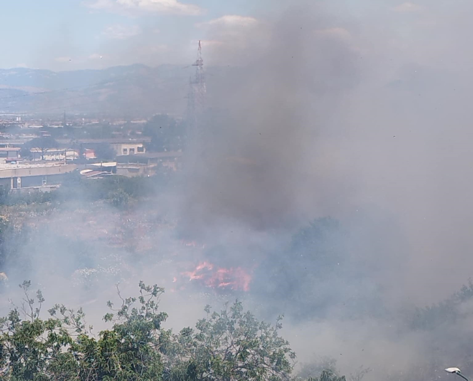 napoli 232 emergenza fiamme nuovo rogo vicino a carcere di secondigliano a 24 ore di distanza