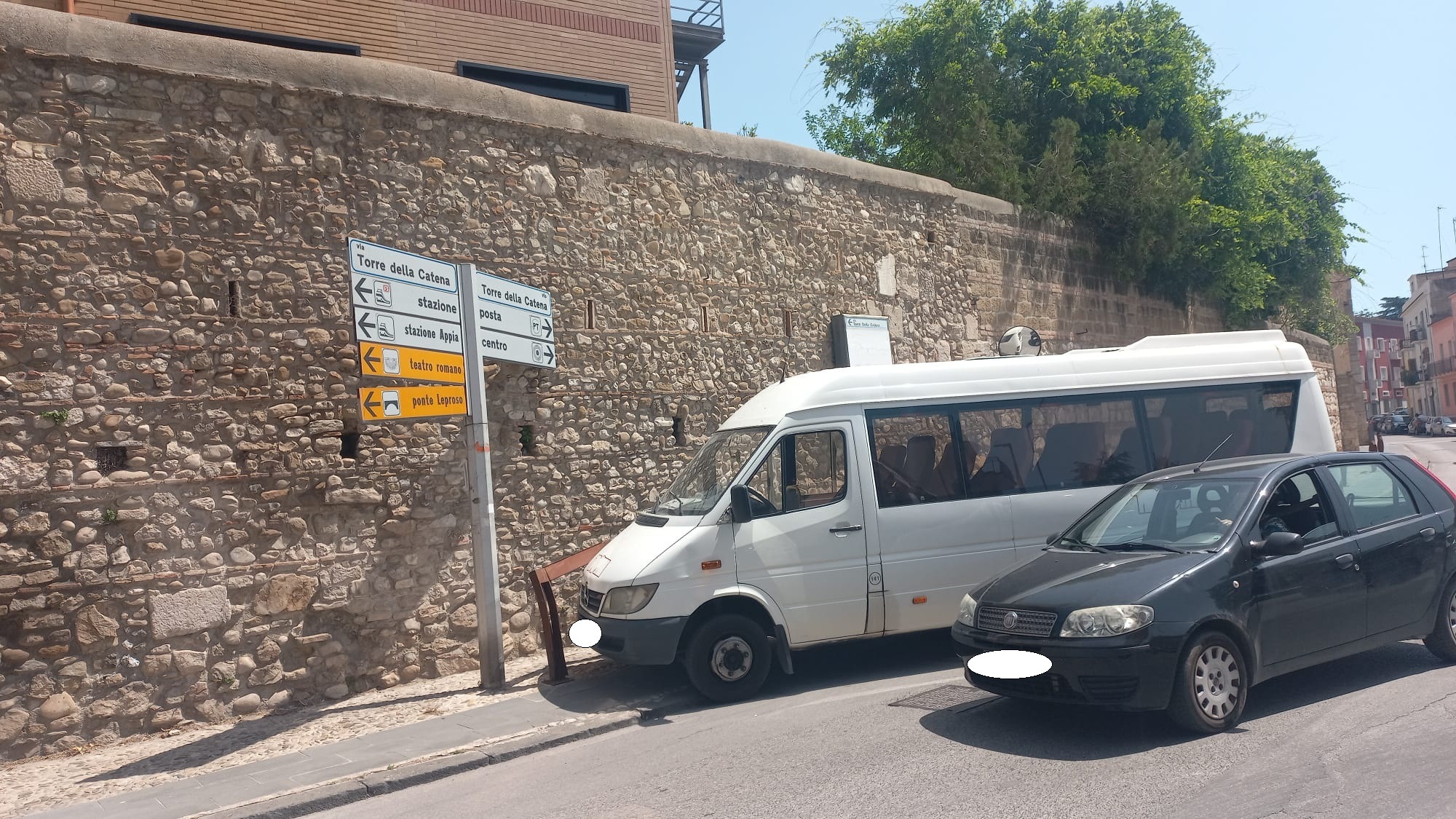 Autobus va a sbattere sull’impianto di illuminazione: 55enne trasportato al San Pio Autobus va a sbattere sull’impianto di illuminazione: 55enne trasportato al San Pio