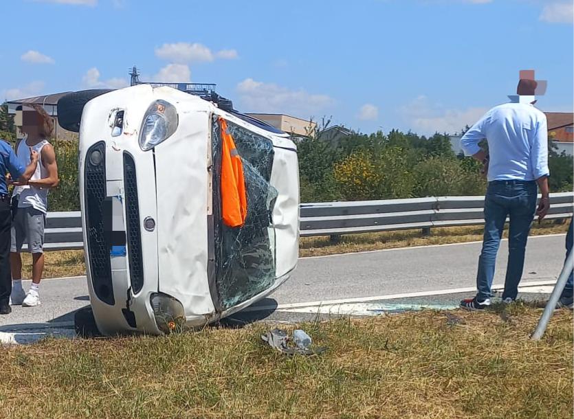 Incidente sul raccordo autostradale: auto si ribalta Incidente sul raccordo autostradale: auto si ribalta