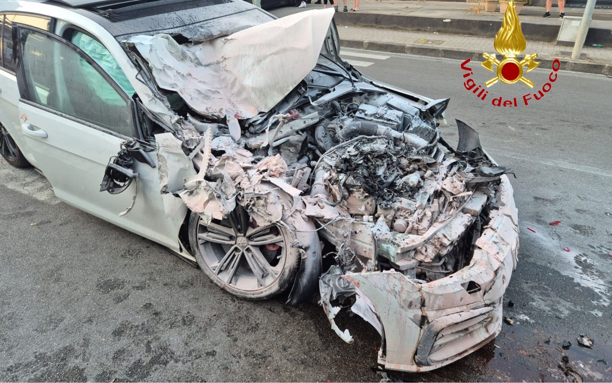 Incidente a Scafati, auto impatta contro un bus e prende fuoco Incidente a Scafati, auto impatta contro un bus e prende fuoco