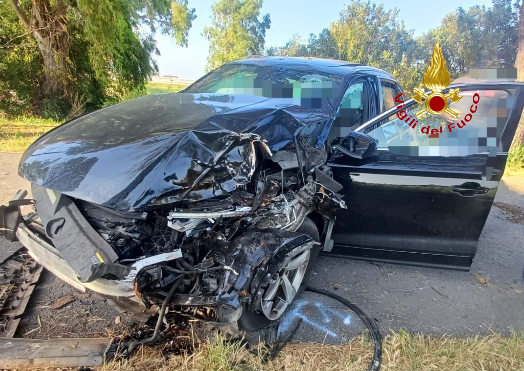 Auto contro un albero, ferita una bambina di 3 anni e i suoi genitori Auto contro un albero, ferita una bambina di 3 anni e i suoi genitori