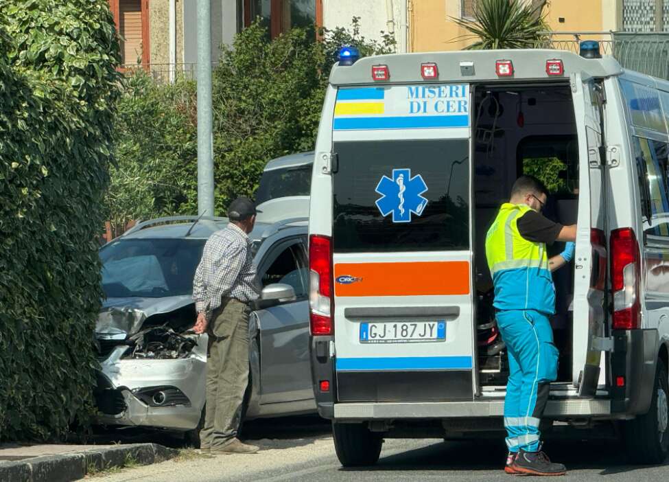 Scontro tra auto lungo l’Appia, due feriti Scontro tra auto lungo l’Appia, due feriti
