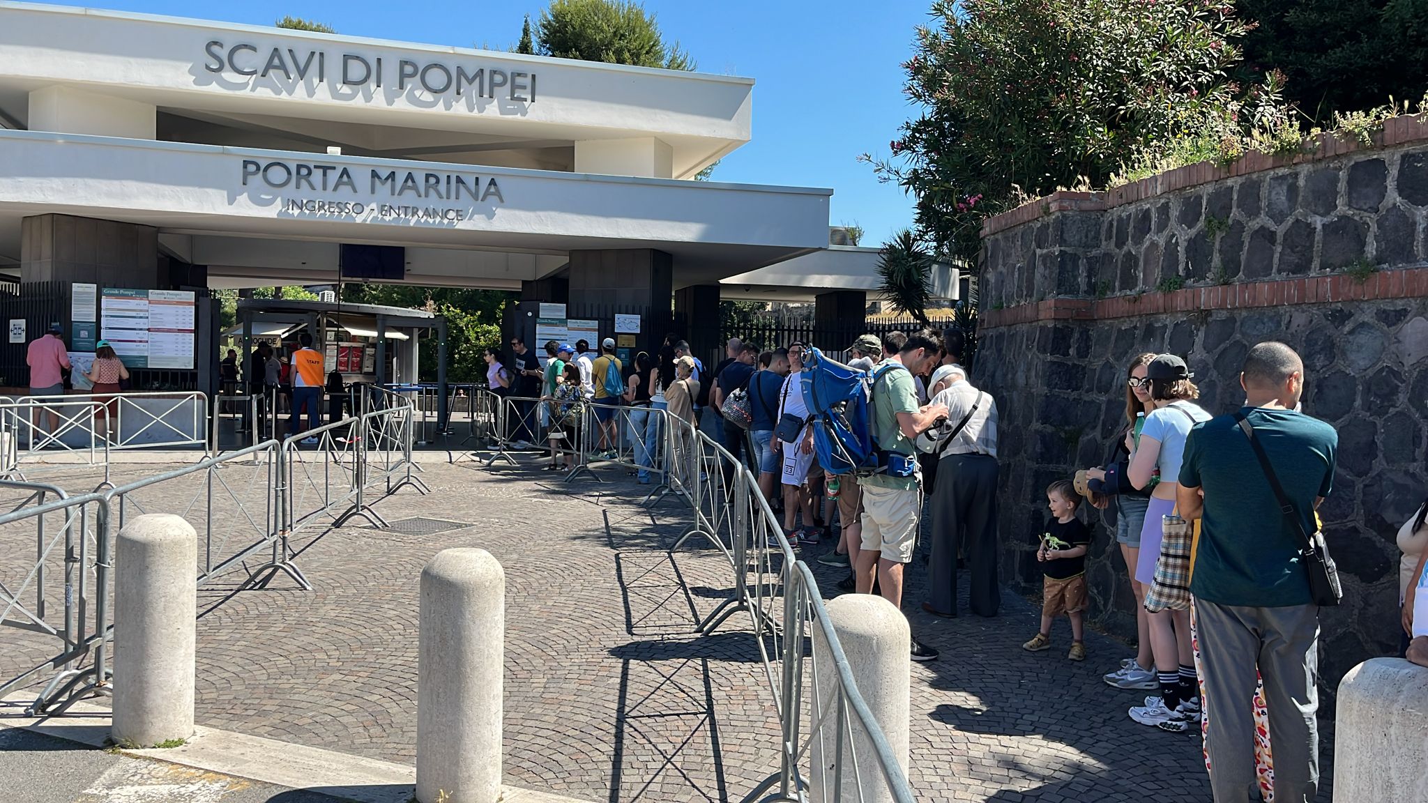 paura al parco di pompei bus esce da corsia e fa cadere una donna da Anteprima24.it paura al parco di pompei bus esce da corsia e fa cadere una donna