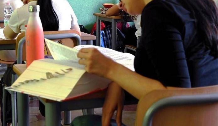 Beccato col cellulare, escluso dall’esame di Stato uno studente sannita