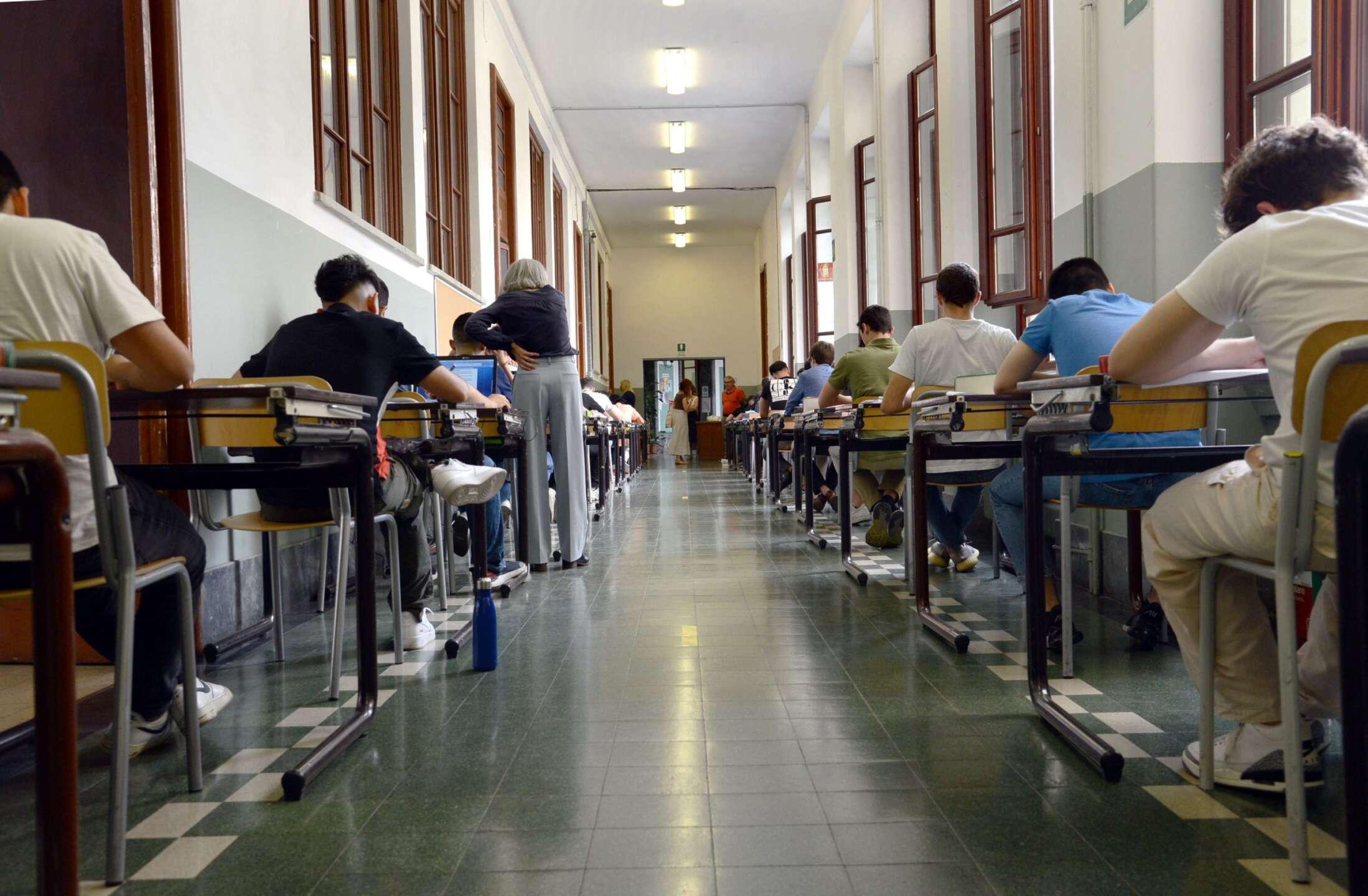 Studente trovato col cellulare agli esami di Maturità: arriva la decisione del Tar Studente trovato col cellulare agli esami di Maturità: arriva la decisione del Tar