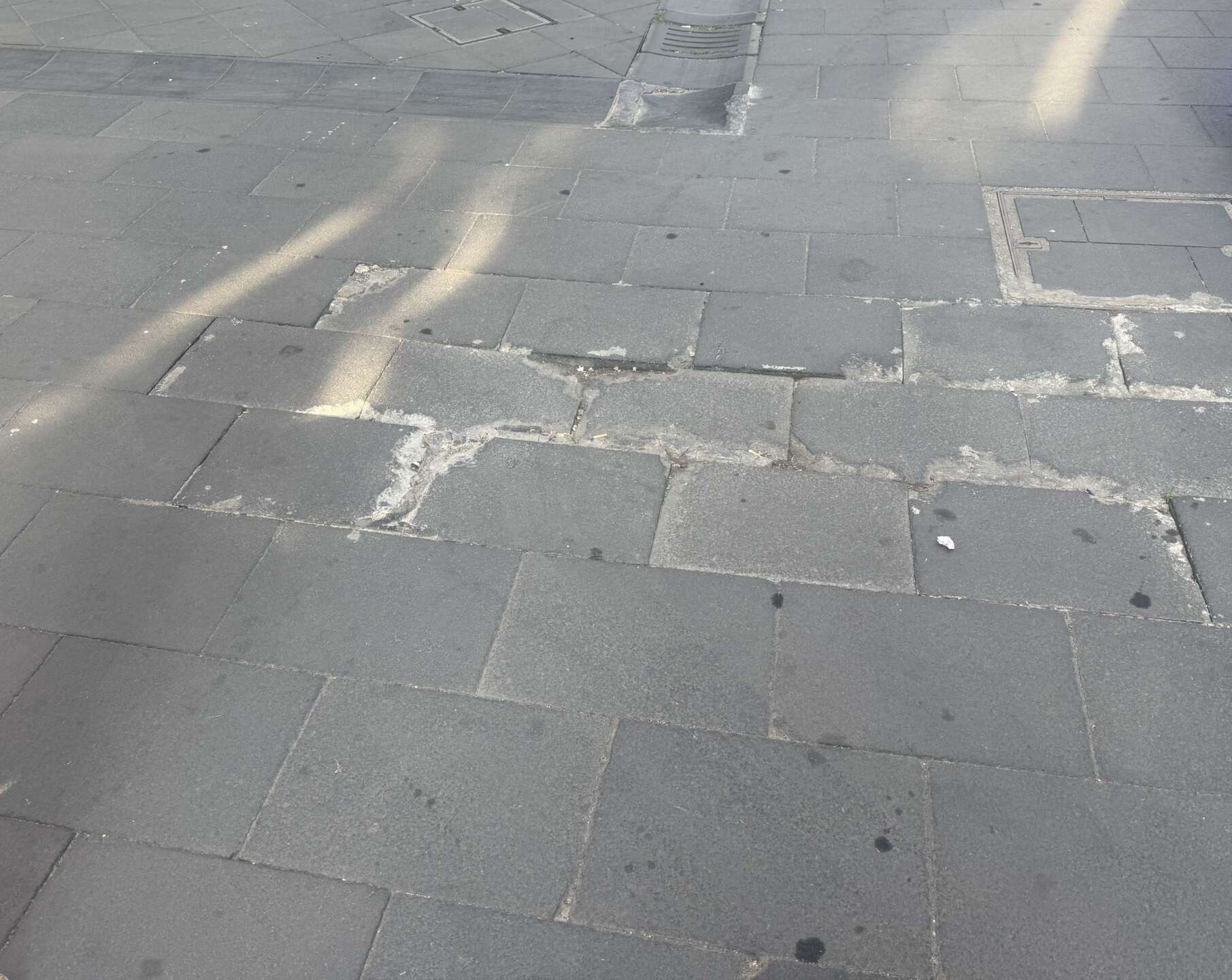 Corso da Re, già distrutta in alcuni tratti a nuova pavimentazione Corso da Re, già distrutta in alcuni tratti a nuova pavimentazione