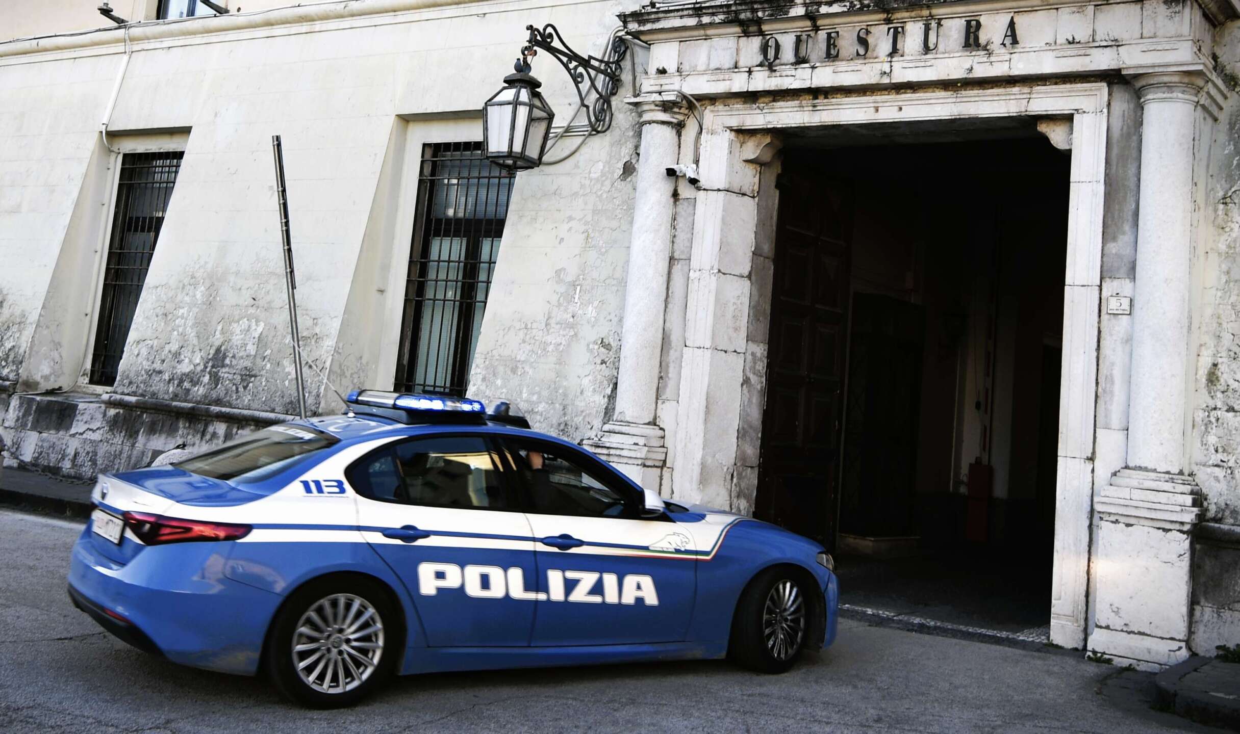 Largo Rotonda di San Nicola la Strada, arresto per spaccio della Polizia di Stato