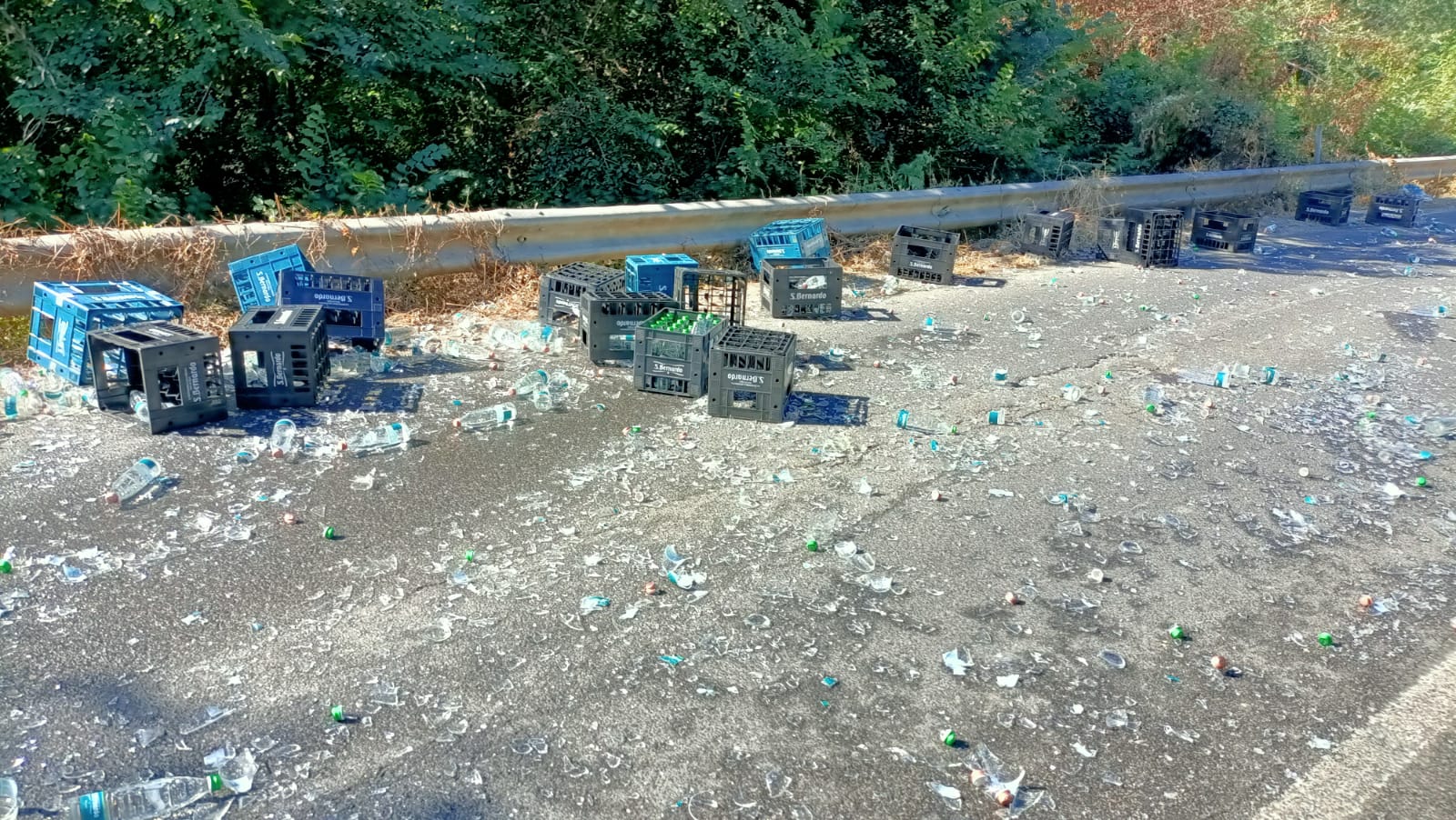 incidente lungo la provinciale tir perde il carico sulla carreggiata