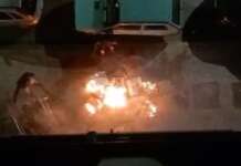 VIDEO/ Napoli, bruciati rifiuti in strada a Soccavo: lite tra ragazzi e residenti