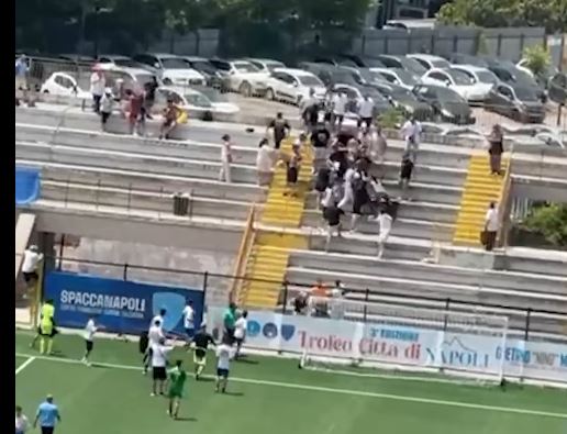 Botte sul campo e sugli spalti per una partita giovanile: giocatori e dirigenti sequestrati