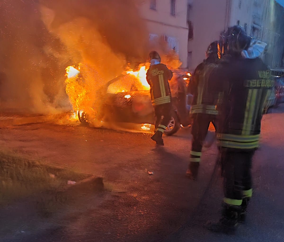 foto rione libert224 un8217autovettura e un motorino incendiati si indaga sulle cause
